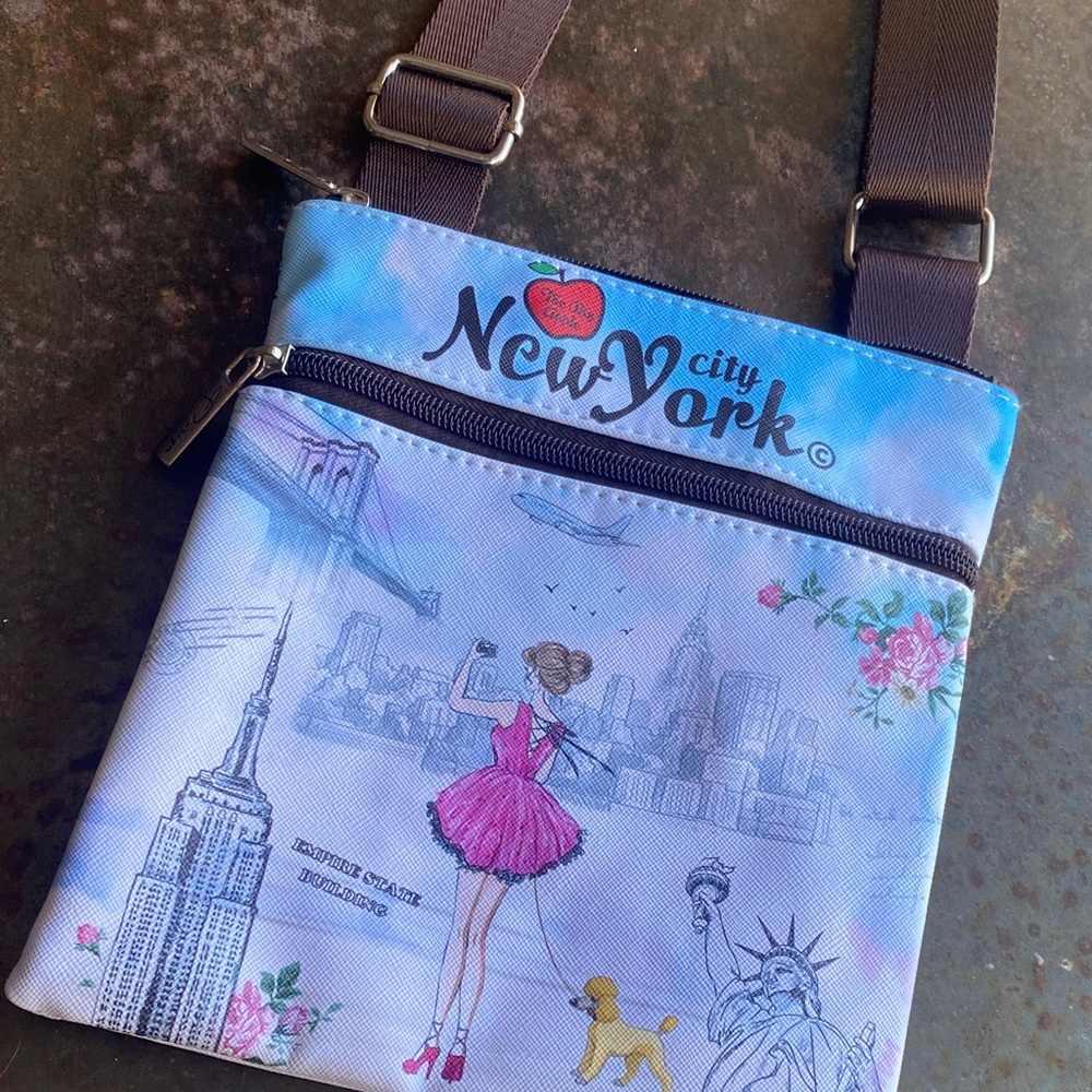 Design USA Souvenir - New York City Print Crossbody Bag - Girl in Pink Dress